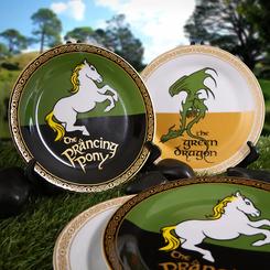 Translada tus banquetes a la Tierra Media con este set de cuatro platos de 21 cm de diámetro inspirados en las tabernas más legendarias de El Señor de los Anillos: The Prancing Pony y The Green Dragon. 