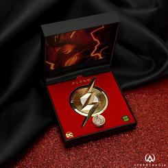 Entra en la velocidad de la acción con el Set de Anillo y Pin de The Flash de DC Comics. Este exclusivo conjunto cuenta con un anillo fabricado en cobre y un pin elaborado en aleación de zinc, ambos diseñados con precisión 