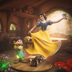 La ternura y la magia de los cuentos clásicos cobran vida con esta encantadora estatua Art Scale 1/10 de Blancanieves y Mudito. Con una altura aproximada de 21 cm, esta pieza elaborada en resina de alta calidad 