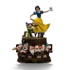 La magia de Disney se eleva a una nueva dimensión con la estatua Deluxe Edition Art Scale 1/10 de Blancanieves y Mudito. Con una altura de 21 cm, esta figura fabricada en resina por Iron Studios 