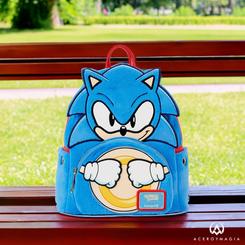 Lleva contigo toda la velocidad y la energía de Sonic The Hedgehog con la mochila Classic Cosplay de Loungefly. Esta mochila, con licencia oficial, es el accesorio perfecto para los verdaderos aficionados del famoso erizo azul.