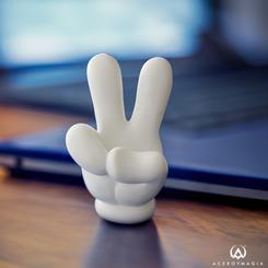 Añade un toque de paz y diversión a tu espacio con el soporte para móviles de Mickey Mouse haciendo el símbolo de la paz. Este encantador accesorio de resina presenta la icónica mano enguantada de Mickey