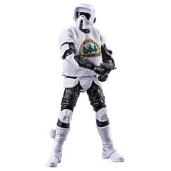 La figura Scout Trooper Star Wars 15 cm tiene esa presencia inmediata que convierte una balda sencilla en una escena con carácter. Su armadura blanca, el visor oscuro y la camiseta textil conmemorativa crean un contraste poco habitual dentro