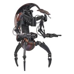 Admira la figura articulada de Droideka de "Star Wars Episode I". Perteneciente a la línea "Movie Masterpiece Series", esta pieza de colección a escala 1/6 mide aproximadamente 27 cm de alto