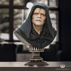 Presentamos una pieza de coleccionista verdaderamente imperial: el busto del Emperador Palpatine en la línea "Legends in 3D". Este impresionante busto de poliresina, con un tamaño de aproximadamente 25 cm,
