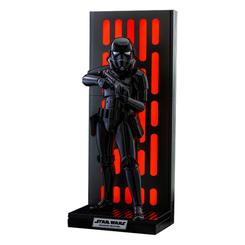 Adéntrate en el lado oscuro de la galaxia con la figura del Shadow Trooper con entorno de la Estrella de la Muerte en escala 1/6 de Star Wars. Con una altura de aproximadamente 30 cm