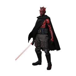 La figura Maul Star Wars 1/6 impone antes de acercarse a la vitrina. Sus 29 cm, la capa negra y el brillo rojo del sable convierten esta pieza coleccionable en un punto de tensión visual imposible de ignorar.