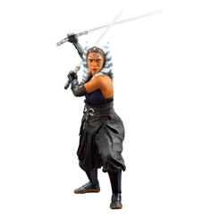 De la serie de acción en vivo de Star Wars, The Mandalorian, llega una figura ARTFX+ de Ahsoka Tano. Con una pose dinámica con sus dos sables de luz, esta figura a escala 1/10  