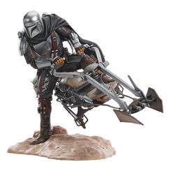 ¡La cacería comienza! La emocionante serie de The Mandalorian cobra vida con esta impresionante estatua de Din Djarin montado en su moto speeder. Con una altura de 23 cm y una longitud de más de 30 cm