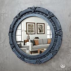 El Espejo de Pared Stargate es un tributo a la excelencia artesanal. Su diámetro de 50 cm y la meticulosa pintura a mano destacan cada matiz y desgaste sutil, llevando a tu espacio una ventana hacia el realismo del Stargate.