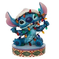 Disney vuelve a casa para las fiestas con este diseño festivo de Jim Shore. Al intentar ayudar a su Ohana a decorar, Stitch se ve envuelto en los preparativos navideños.