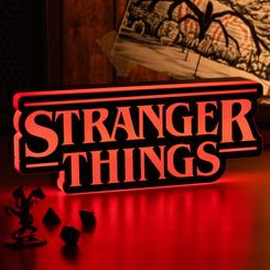 Una luz inquietante se enciende desde Hawkins para iluminar cualquier rincón con estilo sobrenatural. La lámpara oficial con el logo de Stranger Things es mucho más que una fuente de iluminación: es un guiño directo a la estética oscura 