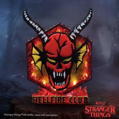 La lámpara Hellfire Club Stranger Things parece arrancada de una pared chamuscada de Hawkins. Su emblema rojo, negro y naranja convierte cualquier estantería en un pequeño altar de coleccionismo ochentero