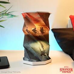 Una ráfaga de neón ochentero invade la habitación en cuanto despliegas la lámpara plegable The Upside Down de Stranger Things: sus compactas dimensiones de 15,5 × 12,5 × 2,5 cm 