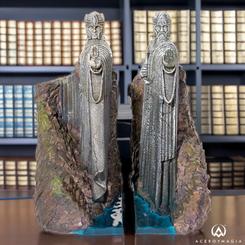 Embellece tu colección literaria con el majestuoso conjunto de sujetalibros de "El Señor de los Anillos" - Argonath. Este par de sujetalibros, meticulosamente fabricados en resina y pintados a mano