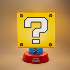 Si eres un amante de los videojuegos y de la saga Super Mario, no puedes perderte esta lámpara de escritorio con forma de bloque interrogante y el personaje de Mario en la base. Se trata de un producto oficial de Nintendo