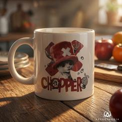 El sombrero rojo de Tony Tony Chopper se convierte aquí en el centro de todas las miradas. Esta taza Chopper One Piece 400 ml reúne la ternura del médico de los Sombrero de Paja con un diseño gráfico de fuerte personalidad, pensado para acompañar el día 