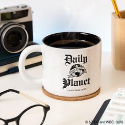 Empieza el día como todo un superhéroe con esta elegante taza oficial del Daily Planet, directamente inspirada en el universo de Superman. Con una capacidad de 400 ml, esta taza de cerámica blanca incorpora el icónico logotipo 