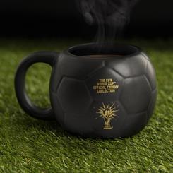 Comienza el día con tu bebida caliente favorita en esta taza con forma de fútbol de la FIFA. La taza de cerámica de 400 ml (13 fl oz) tiene forma de pelota de fútbol y se completa con un asa negra grande.