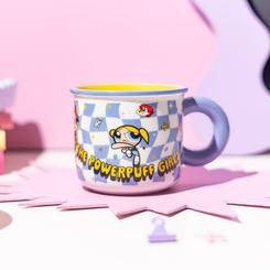 Taza premium de Las Supernenas fabricada en cerámica con acabado brillante y 375 ml de capacidad. Mide 14,5 x 8,8 x 10,2 cm y es apta para microondas y lavavajillas.