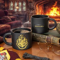Un símbolo de elegancia mágica y tradición se manifiesta en esta distinguida taza de cerámica negra mate, decorada con el escudo de Hogwarts en relieve dorado. Su diseño sobrio y poderoso evoca el ambiente de los salones