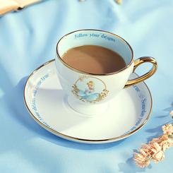 Encanto de cuento para tu hora del té: este juego de taza y platillo de Cenicienta en porcelana luce un acabado azul suave con ribetes dorados, una ilustración delicada de la princesa entre flores y el mensaje “Follow your dreams”