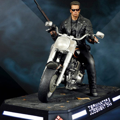 Entra en un mundo postapocalíptico de acción y adrenalina con la estatua Terminator 2: Judgment Day Statue 1/4 T-800 on Motorcycle Signature Edition Sideshow Exclusive. ¡Prepárate para la batalla definitiva entre humanos y máquinas!