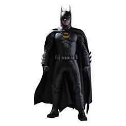 Esta figura, fiel a la película, captura a Michael Keaton como Batman en su traje moderno de The Flash, en una escala de uno a seis, con detalles exquisitos restaurados de manera delicada y hermosa. Cuenta con una nueva escultura de cabeza de Bruce Wayne 
