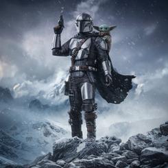 La capa cae como si aún arrastrara polvo de un planeta helado: la estatua The Mandalorian y Grogu 1/10 concentra una escena completa en apenas unos centímetros. La armadura, el bláster elevado y la pequeña figura de Grogu 