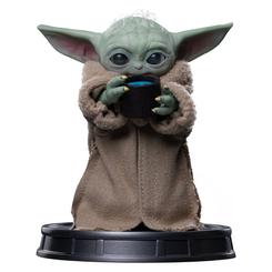 La estatua Grogu Always Hungry concentra una escena mínima con una fuerza visual inmediata: dos manos pequeñas sujetando una taza y una mirada que lo dice todo.