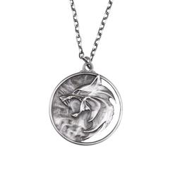 ¡Descubre el objeto imprescindible para todo fan de The Witcher! Presentamos la réplica 1/1 del Collar Wolf Medallion, la insignia icónica vista en la serie. Esta réplica de alta calidad está hecha con una licencia oficial, garantizando una autenticidad i