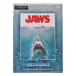 Medio siglo de leyenda en tu estantería. Jaws Poster Series – 50º Aniversario de NECA transforma el mítico póster de Tiburón en una pieza de exposición tridimensional: el escualo