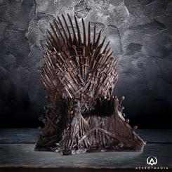 Forjado como símbolo de conquista, poder y ambición, el Trono de Hierro se alza como uno de los íconos más imponentes del universo de Juego de Tronos. Esta réplica de aproximadamente 35 cm de altura elaborada en bronce