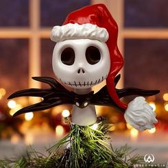 Prepárate para darle un toque escalofriantemente encantador a tu árbol de Navidad con el Santa Jack Tree Topper. Ideal para cualquier amante de Pesadilla antes de Navidad, este adorno de Jack Skellington como Santa Claus 