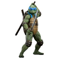 La estatua Leonardo Tortugas Ninja 1/2 no ocupa una vitrina, la domina. Sus 86 cm de altura convierten esta figura coleccionable de cine en una presencia inmediata, con la postura serena y armada del líder que marcó una generación.