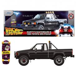 El Toyota Marty SR5 1985 Regreso al Futuro tiene esa presencia sobria que convierte una camioneta negra en pura memoria cinematográfica. Esta réplica Toyota SR5 de Marty McFly reúne el vehículo que marca el cierre más deseado de la primera película 