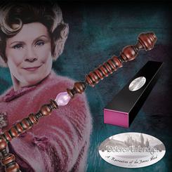 Descubre la magia única de la varita de Dolores Umbridge con esta réplica auténtica de la varita mágica inspirada en la malvada bruja rosa. Presentada en una llamativa caja de varita de color rosa brillante y acompañada de un elegante clip