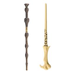 Doble poder para coleccionar y jugar. Este pack de Varitas de PVC de Lord Voldemort y la Varita de Saúco reúne dos réplicas de 30 cm con los diseños icónicos de la saga, fieles en proporción y relieve