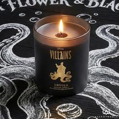 La elegancia oscura del universo Disney cobra vida con esta exclusiva vela perfumada Disney Villains Ursula, diseñada para transformar cualquier estancia en un refugio de aromas intensos y sofisticados. 