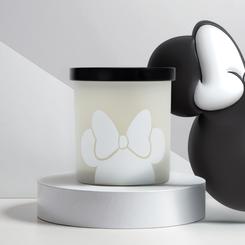 La elegancia más icónica del universo Disney se manifiesta con esta vela Minnie Mouse en delicado vidrio blanco, una pieza creada para aportar luz, estilo y una fragancia que realza cualquier ambiente. 