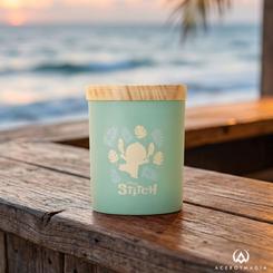 La frescura tropical más evocadora cobra forma en esta vela Stitch Disney, una pieza que destaca por su diseño en verde suave y por la alegre silueta del personaje rodeada de hojas de palma