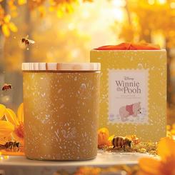 La calidez de los recuerdos de la infancia se transforma en un detalle decorativo excepcional con esta vela Winnie the Pooh inspirada en la dulzura de la miel y el frescor de la flor de azahar. 