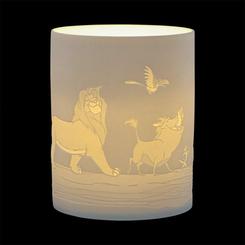 Vive la emoción de El Rey León con esta vela LED! ¡Simba, Timón, Pumba y Zazu cobran vida ante tus ojos! La vela parpadea y hace que estos personajes emblemáticos parezcan crecer y evolucionar.