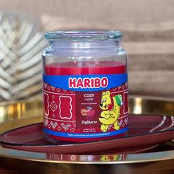 Deleita tus sentidos y transforma tu espacio en un rincón acogedor con la vela perfumada Cosy Home. Esta vela única, con un generoso peso de 510 g y una duración de combustión impresionante de 100 horas, asegura una experiencia duradera de alegría