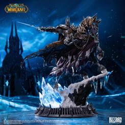 El frío de Rasganorte parece avanzar desde la propia base. Esta estatua Warcraft The Lich King & Invincible convierte una de las imágenes más poderosas de la saga en una composición de gran presencia, con Arthas al mando 