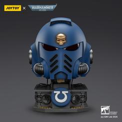 Impacto visual, identidad legendaria y presencia de colección en una pieza creada para destacar. Este casco Ultramarines Joy Toy representa el Captain MkX Helmet & Display Stand Ultramarines con una altura de 44 cm
