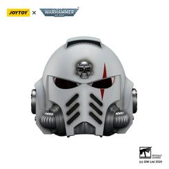 Casco White Scars Warhammer 40.000 de 30 cm, una réplica 1:1 que convierte la estética brutal del universo grimdark en una pieza de colección con presencia real y acabados que destacan desde el primer vistazo.