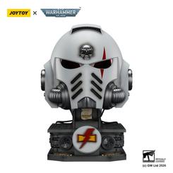 Casco White Scars Warhammer 40.000 con peana de exposición de 44 cm, una réplica 1:1 que impone desde cualquier ángulo y convierte una colección corriente en un auténtico punto de atención. Joy Toy traslada la iconografía de Warhammer