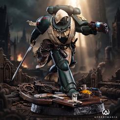 Estatua del Veterano de los Ángeles Oscuros de Warhammer 40,000 a escala 1:10 y 31 cm. Fabricada principalmente en polystone, muestra al personaje con espada de energía y pistola de plasma sobre una base de nave destruida.