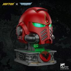 Una silueta roja domina la escena como si acabara de abandonar el campo de batalla. La réplica casco Blood Angels MkX con soporte de exhibición reproduce a escala 1/1 la contundente estética de Warhammer 